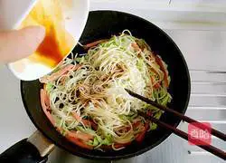 Illustration of how to make fried noodles with secret sauce 10