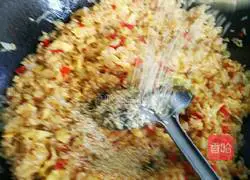 Illustration of how to make cabbage and egg fried rice 14