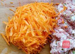 Illustration of how to make wontons stuffed with pork and carrots 2