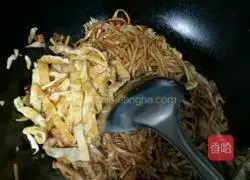 Illustration of how to make fried egg noodles 9