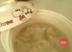 Illustration of how to make shrimp wontons (shrimp, pork, corn kernels, carrots) 11