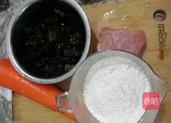 Illustration of how to make fungus, carrot and pork dumplings 1