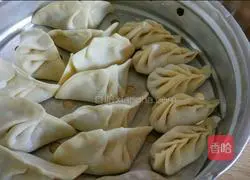 Illustration of how to make mushroom, pork and cabbage dumplings 10