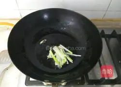 Illustration of how to make noodles with scallion oil 2