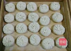 Illustration of how to make three fresh buns 14