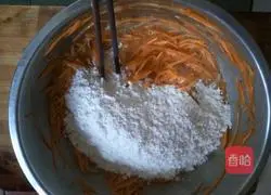 Illustration of how to make shredded carrot egg cake 4