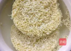 Illustration of how to make lazy fried noodles 1