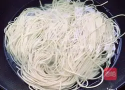 Illustration of how to make fried noodles with ham 1