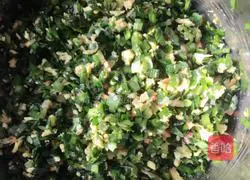 Illustration of how to make leek, egg and shrimp skin dumplings 5