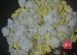 Illustration of how to make cucumber and egg fried rice 6