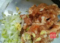 celery Illustration of how to make pork dumpling stuffing 5