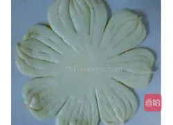 Illustration of how to make three-color fancy steamed buns 3