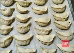 Illustration of how to make four fresh dumplings 20