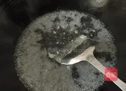 Illustration of how to make fried noodles with carrot and meat floss 2