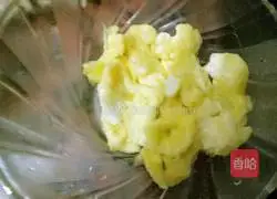 Illustration of how to make egg and bacon fried rice 3