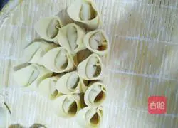 Illustration of how to make small wontons with green onion and fresh meat 15