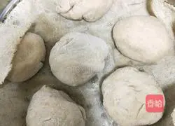 Illustration of how to make steamed buns with brown sugar bean paste filling 11