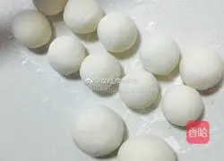 Illustration of how to make glutinous rice balls with spinach and egg filling 6