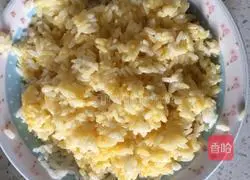 Illustration of how to make salmon, green pepper and onion fried rice 3