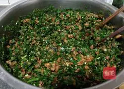 Illustration of how to make dumplings stuffed with sauced meat and chives 12