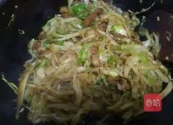 Illustration of how to make fried pancake shreds 13