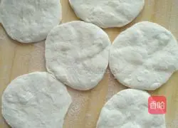 Illustration of how to make steamed buns stuffed with dried beans 9