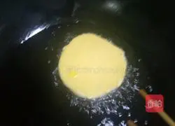 Illustration of how to make golden steamed bun slices 7