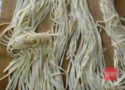 Illustration of how to make hand-rolled noodles 8