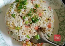 Illustration of how to make onion, ham, sausage and egg fried rice 11