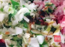 Illustration of how to make pork and cabbage buns 2