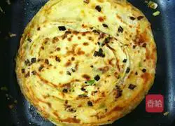 Illustration of how to make crispy scallion pancake 9