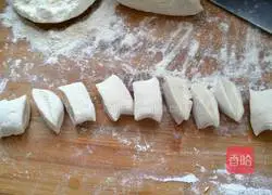 Illustration of how to make three fresh stuffed dumplings 6