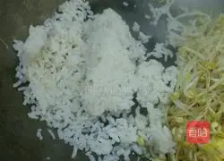 Illustration of how to make mung bean sprouts and egg fried rice 4