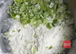 Illustration of how to make green onion and egg pancakes 1