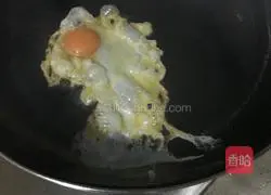 Illustration of how to make egg, fungus and cucumber fried rice 3