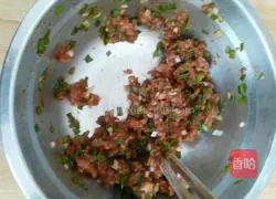 Illustration of how to make dumplings stuffed with carrots and fungus 5