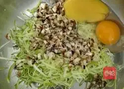 Illustration of how to make zucchini and mushroom pancakes 4