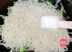 Illustration of how to make shredded pork, beans and fried rice noodles 14