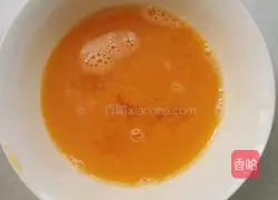 Illustration of how to make golden steamed bun slices 4