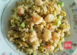 Illustration of how to make fried rice with shrimp, egg and cucumber dices 4