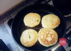 Illustration of how to make scallion pancakes 6