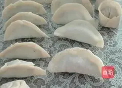 Illustration of how to make three fresh dumplings 5