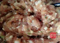 Illustration of how to make wontons stuffed with chives and pork 4