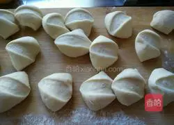 Illustration of how to make pickled vegetable buns 6