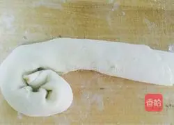 Illustration of how to make scallion pancake 11