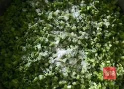 Illustration of how to make green onion and egg pie 2