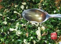 Illustration of how to make vegetarian Sanxian stuffed dumplings 8