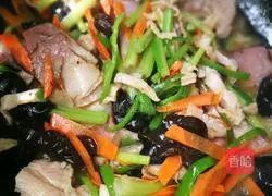 Illustration of the recipe of braised noodles with fungus, carrot and bacon 7