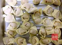 Illustration of how to make fresh meat wontons 9