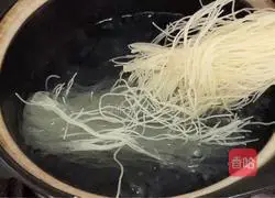 Illustration of how to make spicy rice noodles 4